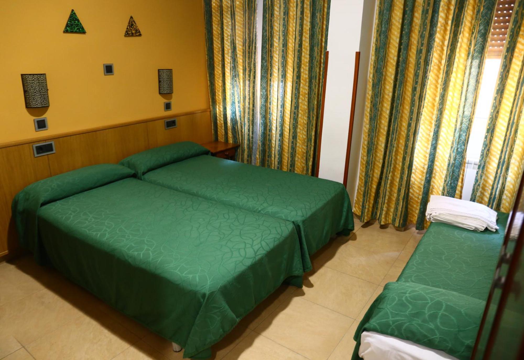 Hostal Muralla プラセンシア エクステリア 写真